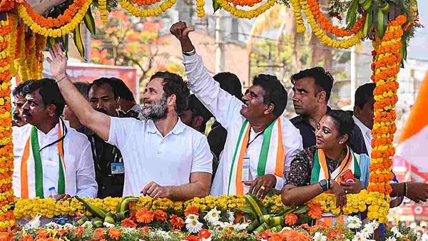 कर्नाटक में 'हाथ' की बल्ले-बल्ले, सीटों से लेकर वोट शेयर तक बीजेपी से आगे निकली कांग्रेस, जानिए आंकड़े