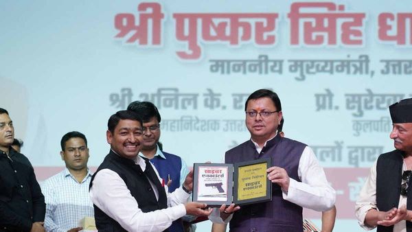 'साइबर एनकाउंटर्स' किताब का हिंदी संस्करण लॉन्च, सीएम धामी ने की लेखकों की तारीफ