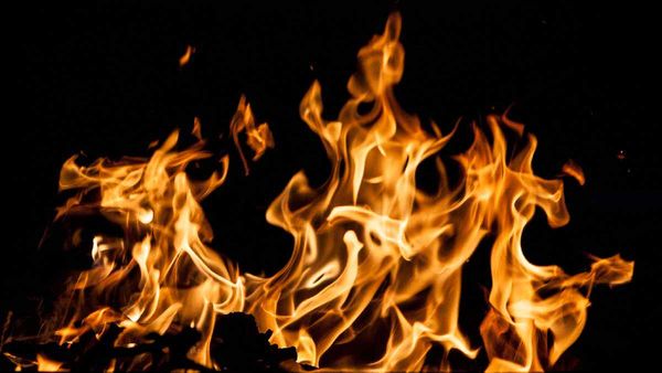 दिल्ली में लैपटॉप सेल की फैक्ट्री में लगी भीषण आग, 30 साल की लड़की जिंदा जली