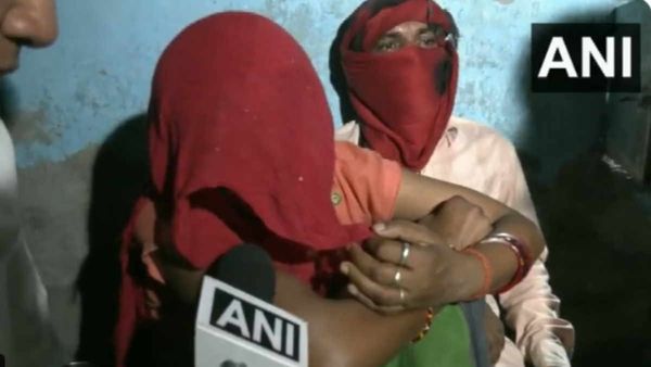 साक्षी के मां- बाप बोले- मजदूर हैं मुझे कुछ नहीं चाहिए बस मेरी बेटी के हत्‍यारे को फांसी दी जाए, देखें VIDEO