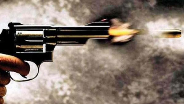 Delhi: बुराड़ी में सड़क पर टहल रहे पुलिसकर्मी और उनकी पत्नी को बदमाशों ने मारी गोली, आरोपियों की तलाश में जुटी