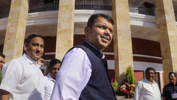 देवेंद्र फडणवीस ने मणिपुर सीएम से की बात, महाराष्ट्र के छात्रों को सुरक्षा देने का किया आग्रह