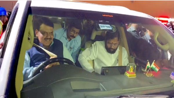 महाराष्ट्र CM शिंदे को कार में बिठाकर जब खुद ड्राइविंग करने लगे डिप्टी सीएम देवेंद्र फडणवीस, वायरल हुआ वीडियो