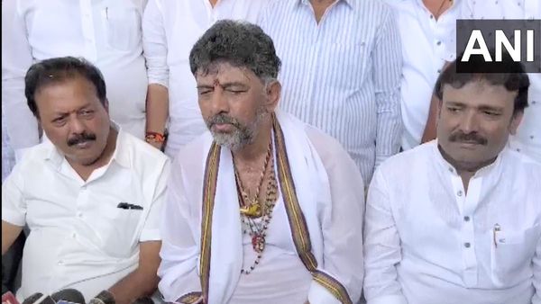 कर्नाटक: CM पद की दावेदारी के बीच डीके शिवकुमार ने दिया बड़ा बयान, सिद्धारमैया को लेकर कही ये बात