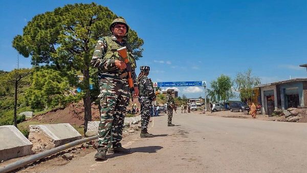 Rajouri Encounter: जम्मू-कश्मीर के राजौरी में आतंकियों के साथ मुठभेड़, 5 जवान शहीद
