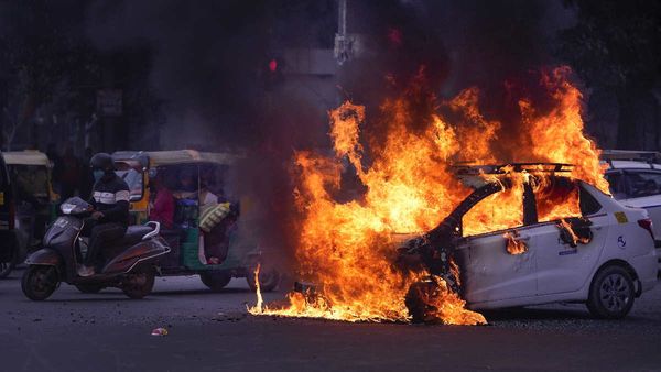 Fire in Cars: किन कारणों से लगती है कारों में आग, कैसे सुरक्षित रखें अपना वाहन?