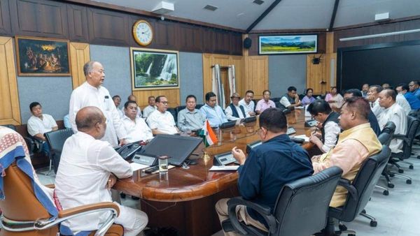 Manipur में सुधर रहे हालात, आज कर्फ्यू में तीन घंटे की छूट, हर विधानसभा में शांति समिति बनेगी