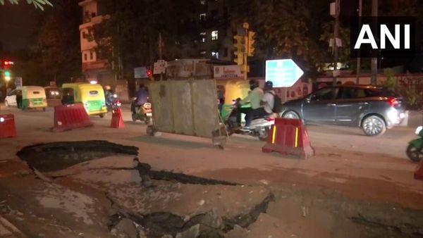 Delhi Road Cave जैसी बनी! बारिश की मार नहीं झेल सकी जर्जर सड़क, बड़ा हिस्सा धंसा, Photos