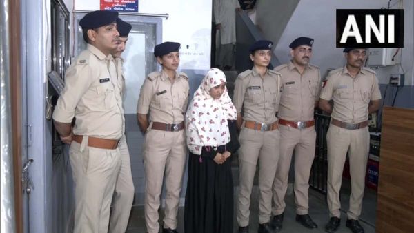 Surat Police ने प्रोफेसर सुसाइड केस में महिला को गिरफ्तार किया, पाक पैसे भेजने का भी मामला