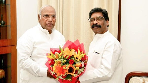 CM Hemant Soren खड़गे से मिलने दिल्ली पहुंचे, कर्नाटक की कामयाबी पर बधाई, भावी सियासी रणनीति पर भी चर्चा