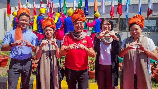 G20 Meeting Srinagar: श्रीनगर घूम रहे विदेशी प्रतिनिधि, पहनी कश्मीरी पोशाक