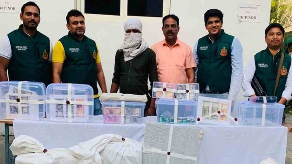 Ghaziabad: नकली करेंसी छापने वाले शख्स को पुलिस ने लोनी से पकड़ा, पिछले 8 साल से छाप रहा था नोट