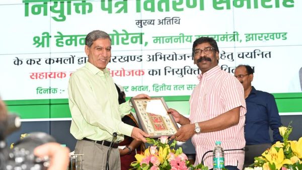 CM Hemant ने 107 सहायक वकीलों को नियुक्ति पत्र दिया, कहा- लोगों को न्याय दिलाने के लिए सीखें स्थानीय भाषा
