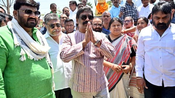 Ranchi News: दुर्गा सोरेन की पुण्यतिथि पर सीएम हेमंत सोरेन ने दी श्रद्धांजलि, कहा- राज्य में बनेगा शहीद स्मारक