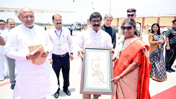 Jharkhand: राष्ट्रपति अपने तीन दिवसीय दौरे के बाद दिल्ली रवाना, सीएम हेमंत सोरेन ने किया विदा