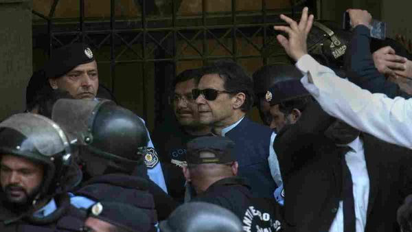 Islamabad: इमरान खान को रिहाई देने वाले चीफ जस्टिस को हटाने की तैयारी, समिति के गठन का प्रस्ताव पास