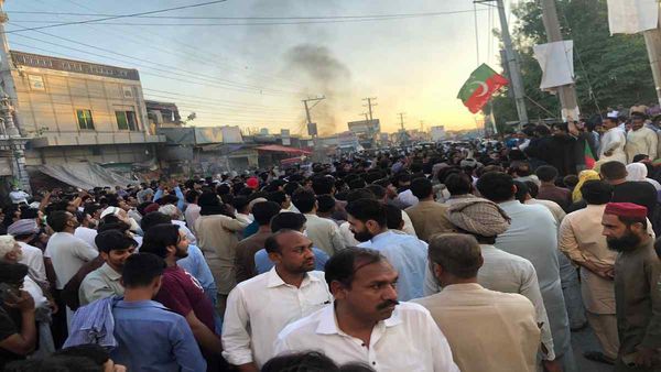 इमरान खान की गिरफ्तारी के बाद 'बिगड़े' पाक के हालात, आर्मी हेड क्वार्टर में घुसी भीड़, हिंसक हुआ प्रदर्शन