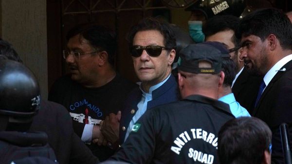 Imran Khan House: इमरान खान के घर में छिपे 30-40 आतंकी!, लाहौर पुलिस ने पूरे इलाके को घेरा