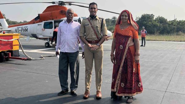 IPS Vijay Singh ने माता-पिता को हेलिकॉप्टर में घुमाया,मां बोलीं- 'गांव वाली बस से ज्‍यादा आवाज करता है ये तो'