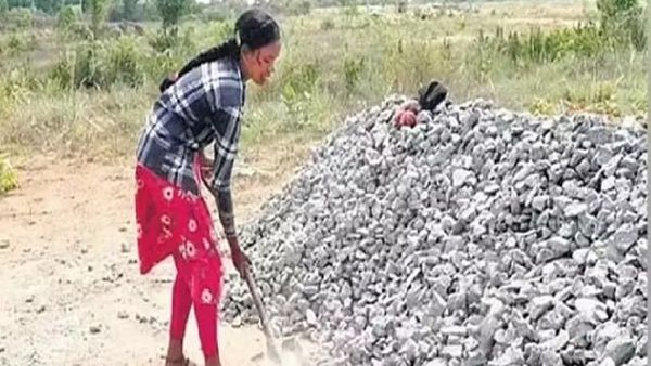 ओडिशा: जिला टॉपर लड़की 'मजदूरी' करने को मजबूर, किताब-कॉपी खरीदने तक के पैसे नहीं