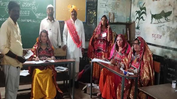 Karnataka election: इस पोलिंग बूथ पर मतदान अधिकारियों ने लंबानी वेश भूषा पहन कर करवाया मतदान, जानें वजह