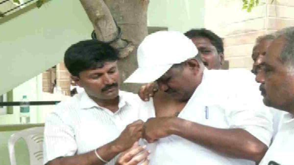 karnataka chunav result: जीत पर कार्यकर्ता उत्साहित, सीने पर 'सिद्धारमैया सीएम' का टैटू गुदवाकर कर दी ये मांग