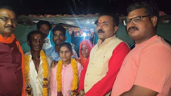 मजदूर की बेटी कंचन बड़ोदिया ने MP बोर्ड की कक्षा 12वीं में किया टॉप, MLA आशीष सिंह ने दिया ₹11 हजार का इनाम