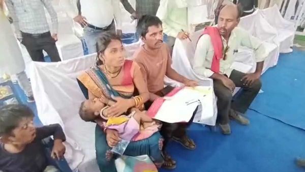 हे भगवान! सभा में मां ने बीमार बच्चा फेंका, सुरक्षित, CM ने बुलाकर मदद कराई