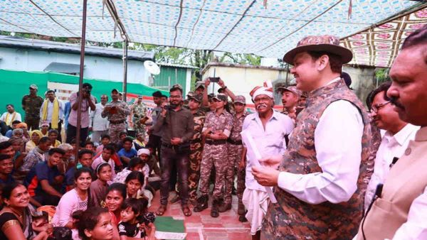 गढ़चिरौली के बेहद दुर्गम और संवेदनशील इलाके में पहुंचे महाराष्ट्र के उपमुख्यमंत्री देवेंद्र फडणवीस