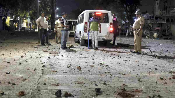 महाराष्ट्र में तांडव! अकोला के बाद अहमदनगर में दो गुट भिड़े, 8 जवान जख्मी; 50 उपद्रवी हिरासत में