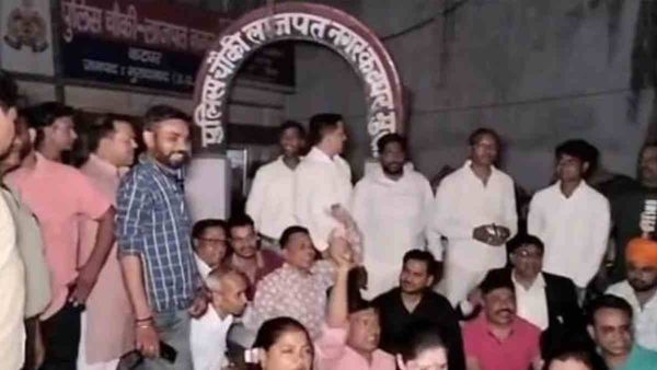 Moradabad: हेलमेट न पहने पर कटा बीजेपी नेता का चालान, थाने के बाहर धरने पर बैठ गए कार्यकर्ता..किया हंगामा