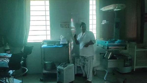 Sagar News:अस्पताल में आग लगी तो देवदूत बनकर दौड़ी नर्स, नवजात-प्रसूताओं को सुरक्षित बाहर निकाला