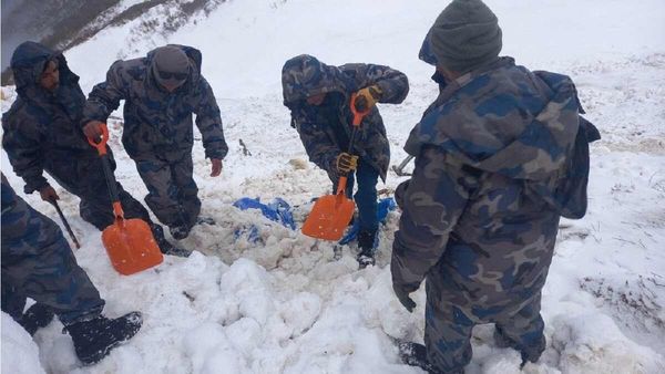 Nepal Avalanche: नेपाल के दार्चुला में भारी हिमस्खलन, 5 शख्स लापता, दो को बचाया गया