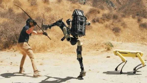 Future of Jobs: मनुष्य के रोजगार पर रोबोट का प्रहार