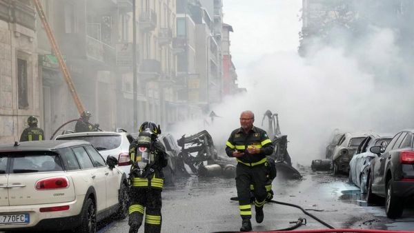 इटली के मिलान में बड़ा धमाका, कई गाड़ियों में लगी आग, काले धुएं से पट गया आसमान