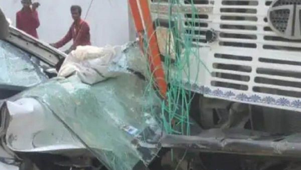 Deoria News: पूजा के लिए बिहार जा रहा था परिवार, ट्रक से टकराई कार, पांच की मौत