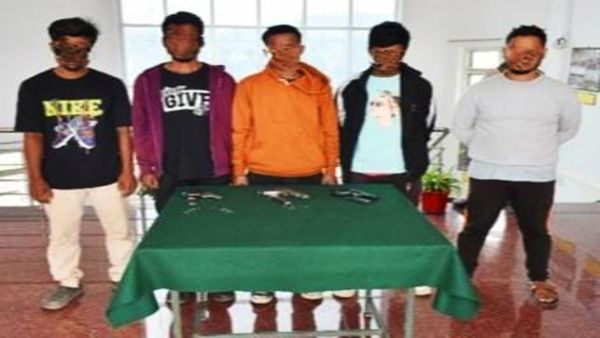 मणिपुर में 5 दहशतगर्दों ने सुरक्षाबलों के सामने किया सरेंडर, बरामद किए कई घातक हथियार