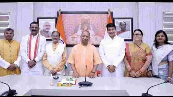 UP News: CM योगी ने नवनिर्वाचित महापौरों से की मुलाकात, आत्मनिर्भर बनने का दिया मंत्र