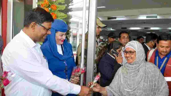 first flight for Haj 2023: 15 दिन में 14 हजार यात्री लखनऊ से हज के लिए जाएंगे, पहला जत्था रवाना