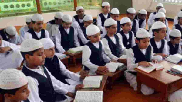 UP Madrasa Education Board: मदरसा बोर्ड की परीक्षा के पहले दिन सख्त रवैये का दिखा असर