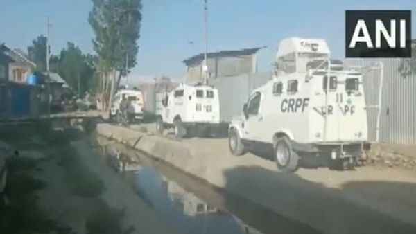 जम्मू कश्मीर के पुलवामा में NIA कर रही छापेमारी