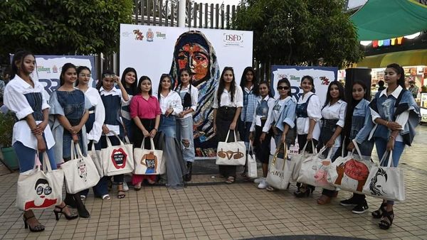 Indore news: वेस्ट कपड़ों के रियूज से स्‍ट्रीट फैशन वॉक, देवी अहिल्‍या के शानदार पोर्ट्रेट ने जीता दिल