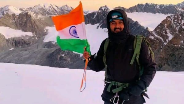 MP News: सतना के आशीष सिंह ने Mount Everest पर फहराया तिरंगा, 5 दिनों में नाप दी 9 हजार मीटर की ऊंचाई