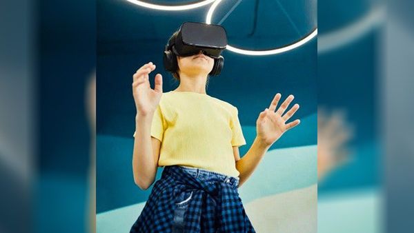 Virtual World: देखना सुनना जरूरी है या पढ़ना समझना? 