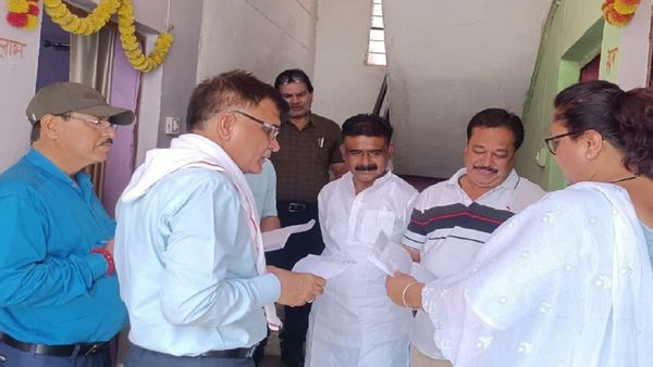 PM Awas :रईसों ने मकान लिए, गरीबों को किराए पर दिए, कुछ ने बेचकर मुनाफा कमा लिया