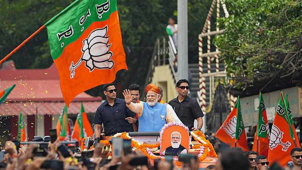 Karnataka Election: बेंगलुरू में PM Modi Roadshow में लगे 'मोदी जी लव यू' के नारे, भगवा रंग से नहाया बेंगलुरू