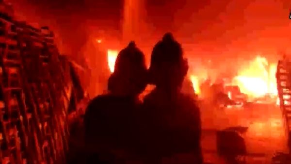  Pune Fire Video: पुणे में सजावट सामग्री के गोदाम में लगी भीषण आग, अब तक तीन लोगों की मौत