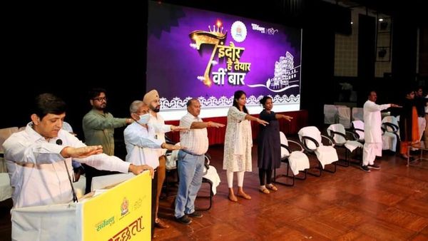 Indore छुएगा स्वच्छता का सातवां आसमान, महापौर पुष्यमित्र भार्गव ने जनता से किया संवाद