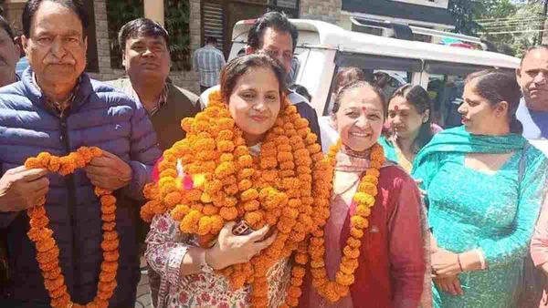 Palampur: चुनाव रद्द होने के बाद राधा सूद ने चाची को लड़ाया, फिर उनका चुनाव रद्द कराकर खुद जीतीं चुनाव