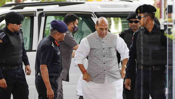 राजौरी जाएंगे रक्षामंत्री राजनाथ सिंह, आतंकियों के साथ चल रही मुठभेड़ में अब तक पांच जवान शहीद